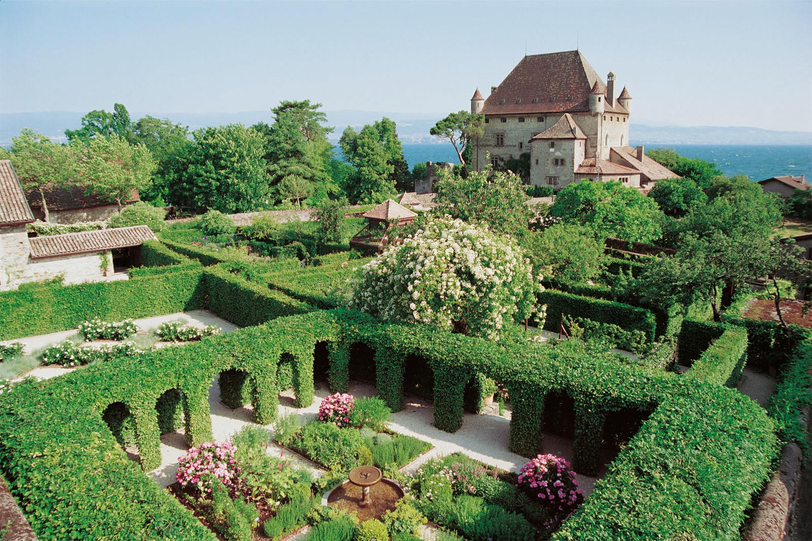 The Labyrinth of Five Senses in Yvoire: the cloister.